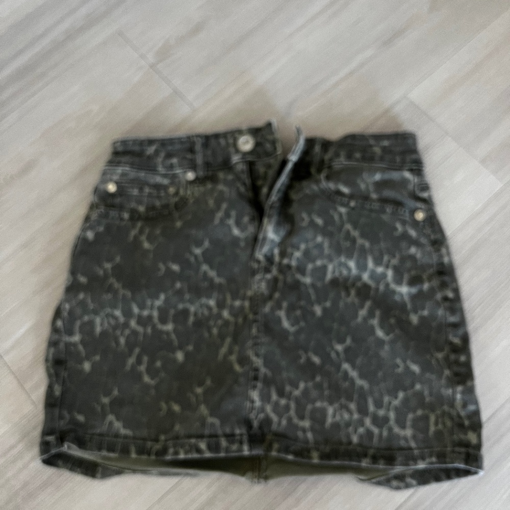 American Eagle Green cheetah print skirt